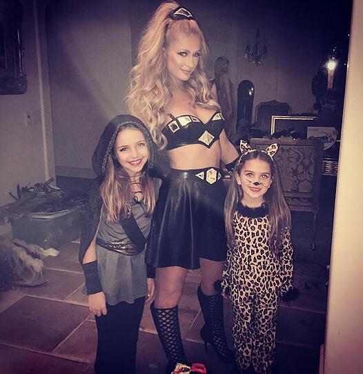 Paris Hilton als rüstige Vikingerin. Erst noch brav ein Foto mit den Kleinen, bevor's los zur Party geht...