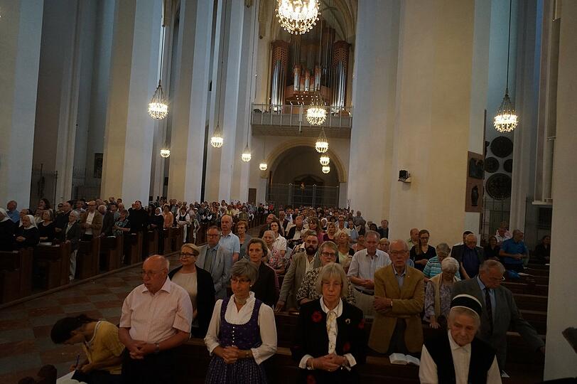 Gedenken im Liebfrauendom: Viele Münchner nehmen am Sonntag am Gottesdienst von Kardinal Reinhard Marx teil, der den Toten, Verletzten und Angehörigen gedenkt.