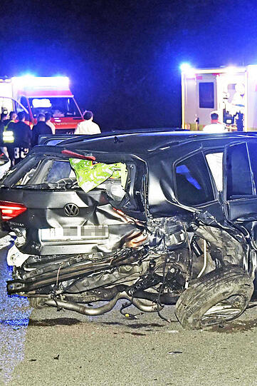 Bilder vom Unfallort auf der A94: Die beiden Autos wurden komplett zerstört.