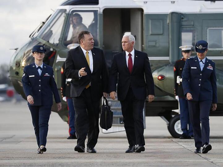 US-Außenminister Mike Pompeo (l) und Vizepräsident Mike Pence vor dem Abflug in die Türkei auf der Andrews Air Force Base in Maryland.