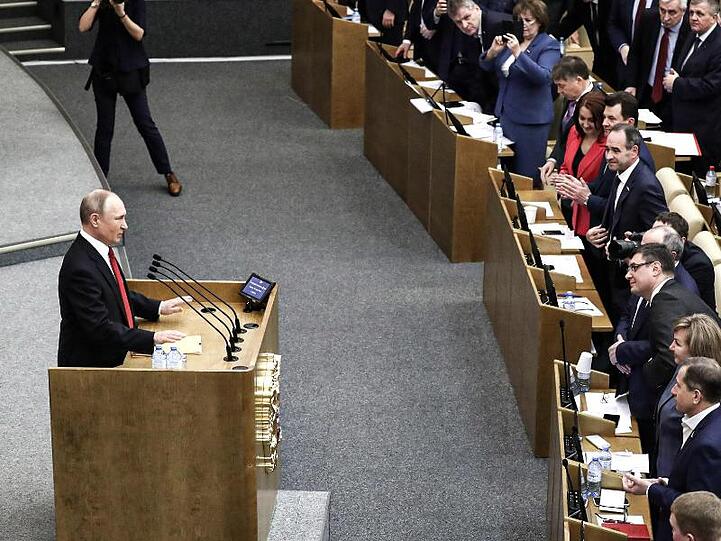 Russlands Präsident Wladimir Putin spricht während einer Sitzung vor der Abstimmung über die Verfassungsänderungen in der Staatsduma, dem Unterhaus des russischen Parlaments.