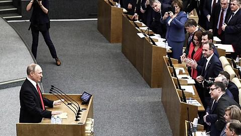 Russlands Präsident Wladimir Putin spricht während einer Sitzung vor der Abstimmung über die Verfassungsänderungen in der Staatsduma, dem Unterhaus des russischen Parlaments.
