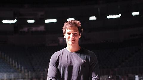 Der Popsänger Wincent Weiss steht im Rahmen eines Interviews in der Lanxess Arena.