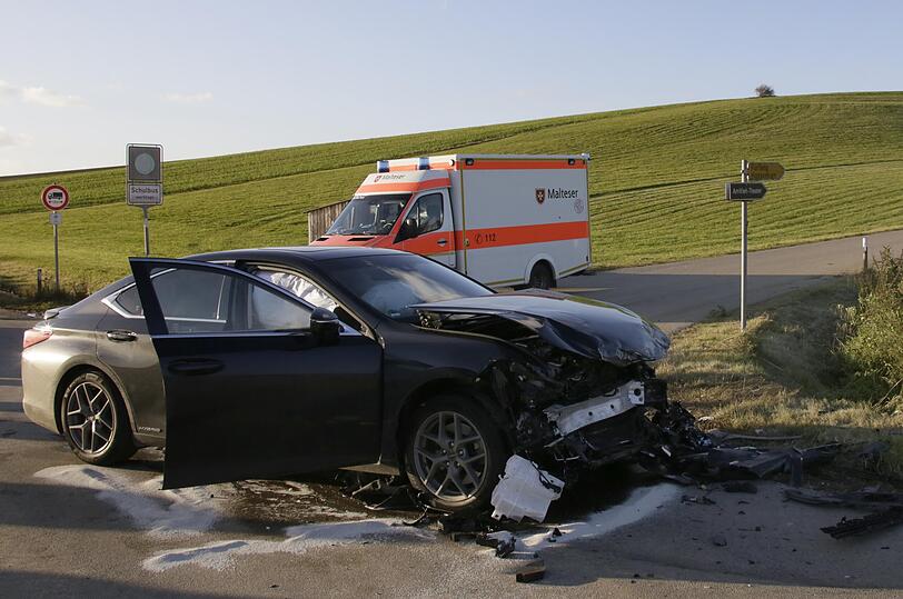 Nach Angaben der Polizei übersah ein Autofahrer bei tief stehender Sonne den von links kommenden - vorfahrtberechtigten - Pkw eines 50-Jährigen.