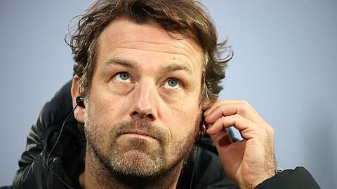 Der Augsburger Trainer Markus Weinzierl steht vor Spielbeginn auf dem Platz.