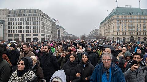 Menschen in Berlin gedenken der Erdbebenopfer  in der Türkei und in Syrien.