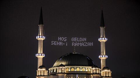 Erste Nacht des muslimischen heiligen Monats Ramadan in der Großen Moschee Hagia Sophia in Istanbul.