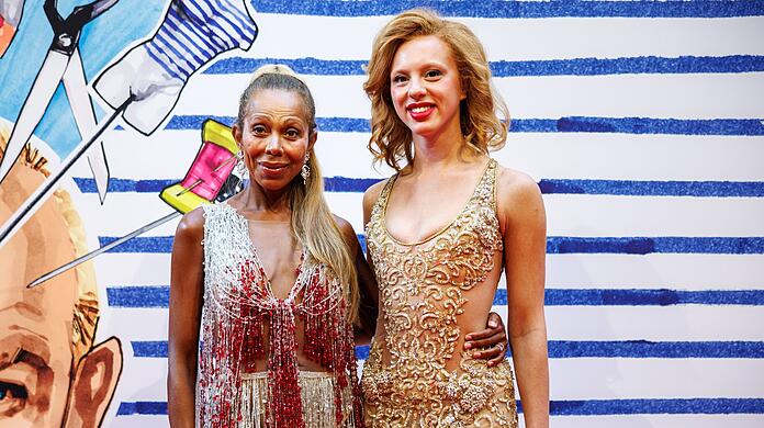 Angela Ermakova (l) und Anna Ermakova kommen zur Deutschland-Premiere von Jean-Paul Gaultiers "Fashion Freak Show".