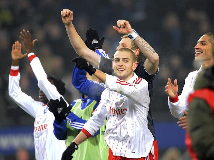 Das HSV-Team feiert mit ihrem Torschützen Mladen Petric nach dem Sieg über Bayern.