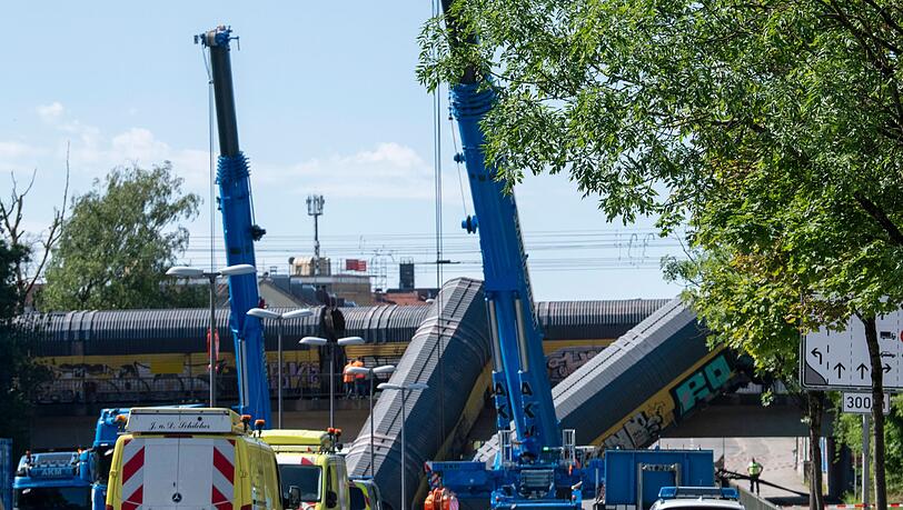 Zwei Schwerlastkräne sind für die Bergung eingetroffen. Zwei Schwerlastkräne sind für die Bergung eingetroffen.