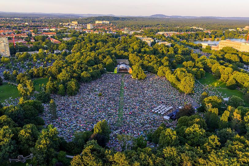 Rund 135.000 Menschen str&ouml;mten im vergangenen Jahr bei bestem Sommerwetter zu den drei Konzerten an zwei Tagen im Juli und August in den N&uuml;rnberger Luitpoldhain, in der N&auml;he des Dutzendteichs und des Kongresszentrums gelegen.