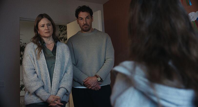 Die Eltern Julia (Julia Jentsch, links) und Tobias (Felix Kramer) unterbreiten ihrer mental begabten Tochter Marielle (Laeni Geiseler) einen Vorschlag. Es geht darum, wie man deren übersinnlichen Fähigkeiten vielleicht wieder in den Griff bekommt. Die Eltern Julia (Julia Jentsch, links) und Tobias (Felix Kramer) unterbreiten ihrer mental begabten Tochter Marielle (Laeni Geiseler) einen Vorschlag. Es geht darum, wie man deren übersinnlichen Fähigkeiten vielleicht wieder in den Griff bekommt.