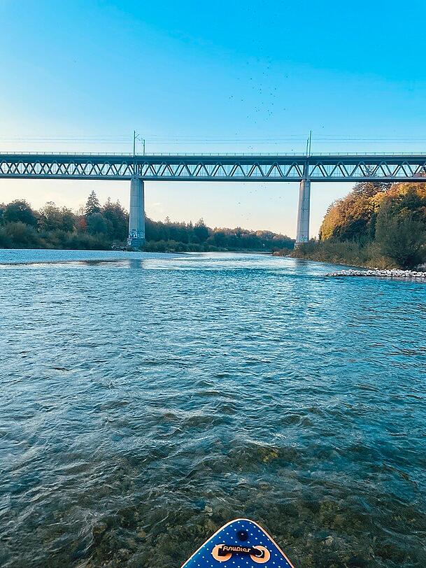 Unter der Gro&szlig;hesseloher Br&uuml;cke durch, hier gibt es noch ein paar Stromschnellen, weitere folgen noch auf den letzten Metern