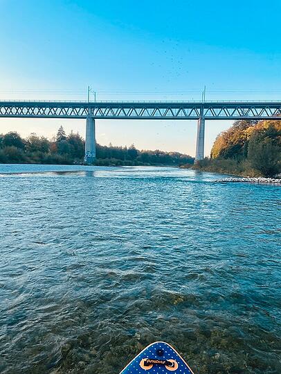 Unter der Großhesseloher Brücke durch, hier gibt es noch ein paar Stromschnellen, weitere folgen noch auf den letzten Metern Unter der Großhesseloher Brücke durch, hier gibt es noch ein paar Stromschnellen, weitere folgen noch auf den letzten Metern