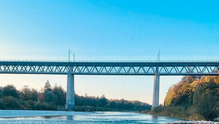 Unter der Großhesseloher Brücke durch, hier gibt es noch ein paar Stromschnellen, weitere folgen noch auf den letzten Metern Unter der Großhesseloher Brücke durch, hier gibt es noch ein paar Stromschnellen, weitere folgen noch auf den letzten Metern