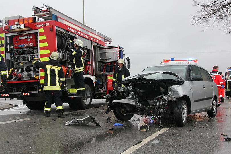 Im Landkreis Altöttingen kam es am Samstagvormittag zu einem schweren Zusammenstoß dreier Fahrzeuge. Die Bilder vom Unfallort.