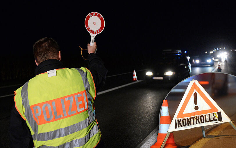 An den Grenzübergängen zwischen Österreich und Deutschland kommt es durch die Kontrollen zu kilometerlangen Staus. Die Flüchtlingskrise in Bildern.