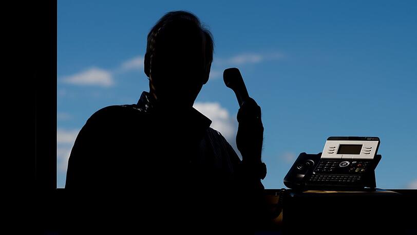 Immer häufiger geben sich Betrüger als Polizisten am Telefon aus. (Symbolbild)