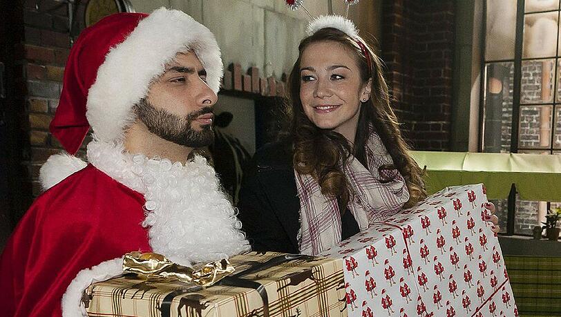 Can (Volkan Isbert) und Katja (Anna-Katharina Samsel) kehren glücklich verliebt aus ihrem Türkei-Urlaub zurück und ahnen nichts von Beas (Caroline Maria Frier) und Ingos Sorgen. Can (Volkan Isbert) und Katja (Anna-Katharina Samsel) kehren glücklich verliebt aus ihrem Türkei-Urlaub zurück und ahnen nichts von Beas (Caroline Maria Frier) und Ingos Sorgen.