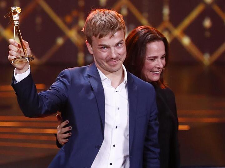Albrecht Schuch spiele so leicht und durchlässig, sagte Désirée Nosbusch in ihrer Laudatio.