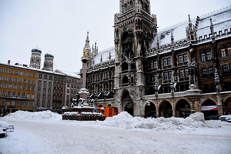 Schneeberge am Marienplatz am Dienstagmorgen.