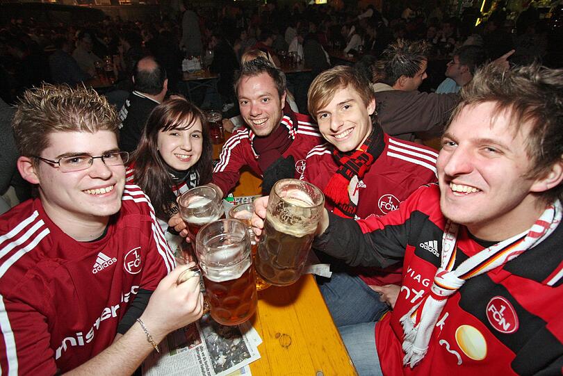 Mark (22), Rebecca (21), Martin (24), Stefan (20) und Michael (22) feierten Im Rockhouse-Zelt die gute spielerische Lesitung des 1. FCN: