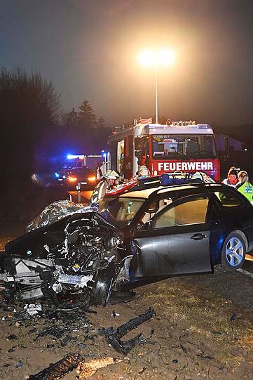 Bei einem heftigen Unfall bei Glonn sind drei Menschen verletzt und ins Krankenhaus gebracht worden.