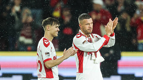 Lukas Podolski (r.) ist Vater von drei Kindern. An der Seite von Sohn Louis (l.) stellte er jetzt im Urlaub seine Muckis zur Schau.