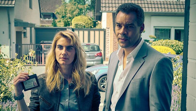 "Unbestechlich": Clarissa Jakobs (Samia Chancrin) und Joseph Kanjaa (Michael Klammer) statten Simone Westermann einen Besuch ab.