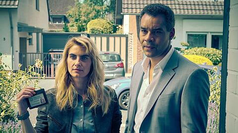 "Unbestechlich": Clarissa Jakobs (Samia Chancrin) und Joseph Kanjaa (Michael Klammer) statten Simone Westermann einen Besuch ab.