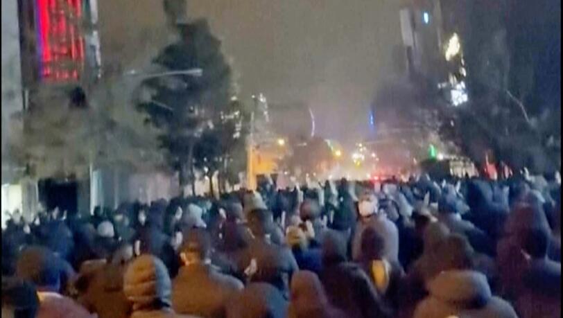 Die iranische Führung versucht, die landesweiten Proteste herunterzuspielen. Die iranische Führung versucht, die landesweiten Proteste herunterzuspielen.