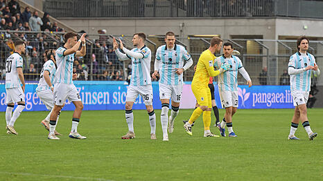 Maximilian Wolfram, Damjan Dordan, Philipp Maier, Max Reinthaler, Thomas D&auml;hne, Kevin Volland und Tim Danhof (v.l.) auf dem Rasen des Gr&uuml;nwalder Stadions. Bis auf Wolfram plant 1860 mit allen anderen Akteuren f&uuml;r die Saison 2026/27.