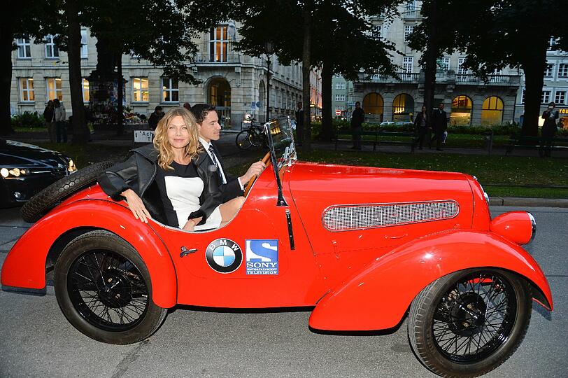 Ursula Karven im Oldtimer