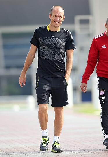 Gut gelaunt läuft Arjen Robben über das Traininggelände in Doha. An seinem Bein deutlich zu erkennen...