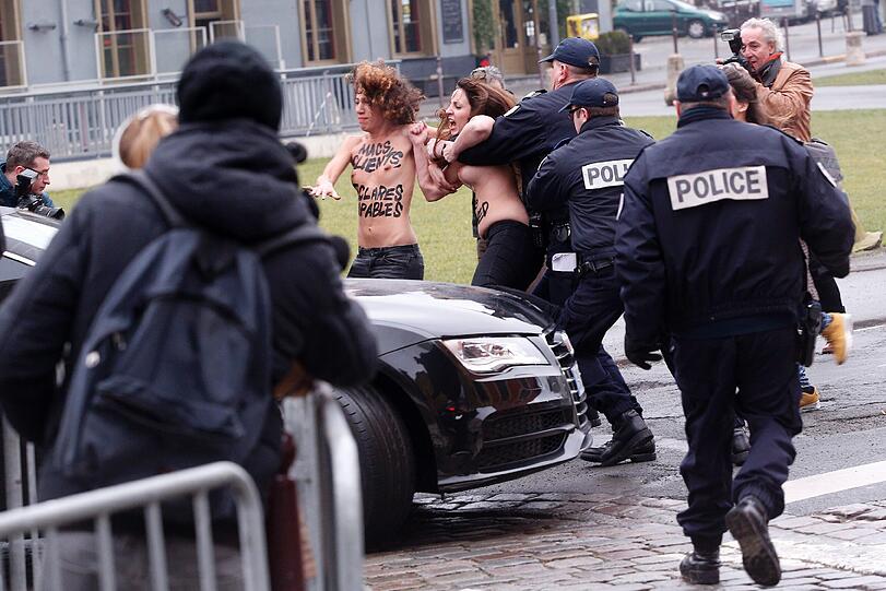 Vor dem Strauss-Kahm-Prozess: Femen-Frauen demontrieren mit blankem Busen.