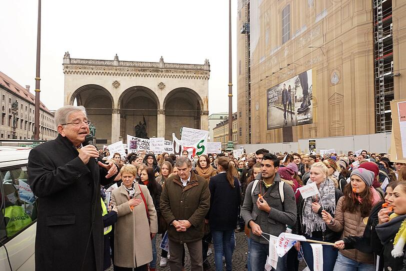 Minister a.D. Thomas Goppel bei der Demonstration der Pflegekräfte in der Innenstadt.