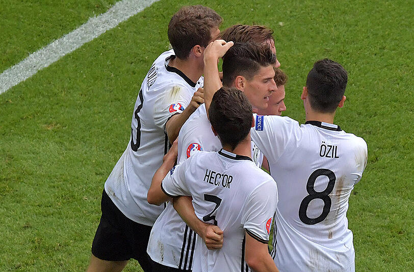 Deutscher Jubel nach dem 1:0 durch Mario Gomez gegen Nordirland.
