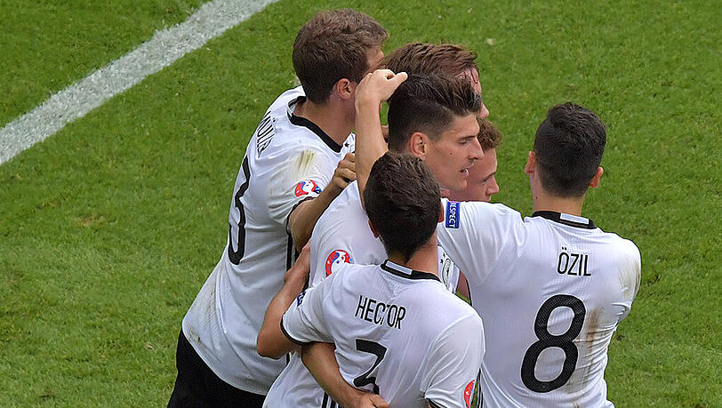 Deutscher Jubel nach dem 1:0 durch Mario Gomez gegen Nordirland. Deutscher Jubel nach dem 1:0 durch Mario Gomez gegen Nordirland.