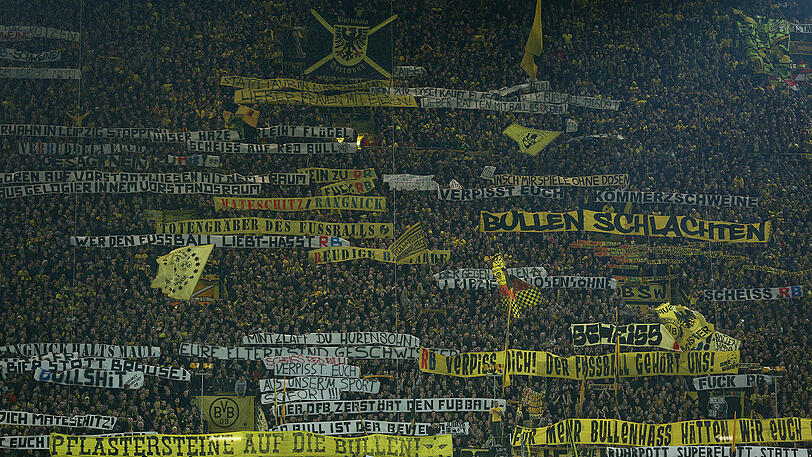 Schmähplakate im Stadion - viele gingen deutlich unter die Gürtellinie.