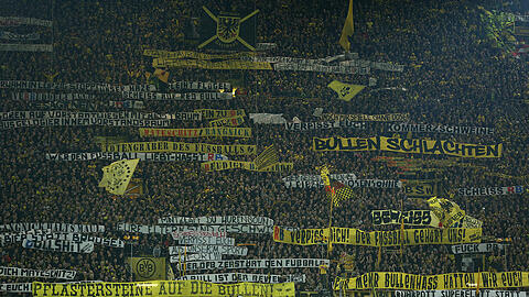 Schmähplakate im Stadion - viele gingen deutlich unter die Gürtellinie.
