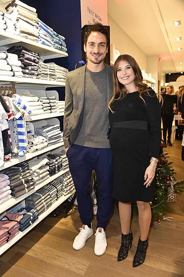Cathy Hummels, hochschwangere Ehefrau von Bayern-Star Mats Hummels: "Wir feiern Heiligabend bei meinen Eltern in München. Am Nachmittag gehe ich mit meiner Oma in die Kirche und danach ans Grab zum Opa. Ich mag die friedliche Atmosphäre auf dem Friedhof, das stimmt aufs besinnliche Fest ein.
Danach bereitet mein Vater einen Truthahn vor &ndash; mit extra viel Maronenknödeln und Blaukraut, so dass seine vegetarische Tochter auch satt wird. Ich rechne mit sehr kalorienreichen Festtagen.
Und ob unser schönstes Geschenk, der Nachwuchs, schon an Weihnachten dabei ist, steht noch in den Sternen."