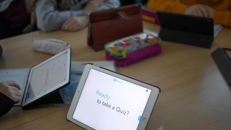 Schüler arbeiten mit einem iPad im Englischunterricht. Alle Länder stören sich daran, dass sie nach der geplanten Grundgesetzänderung bei allen künftigen Bundeshilfen jeweils denselben Betrag selbst bezahlen sollen ("50-50-Regelung"). Schüler arbeiten mit einem iPad im Englischunterricht. Alle Länder stören sich daran, dass sie nach der geplanten Grundgesetzänderung bei allen künftigen Bundeshilfen jeweils denselben Betrag selbst bezahlen sollen ("50-50-Regelung").