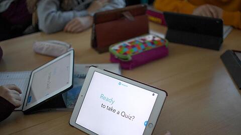 Schüler arbeiten mit einem iPad im Englischunterricht. Alle Länder stören sich daran, dass sie nach der geplanten Grundgesetzänderung bei allen künftigen Bundeshilfen jeweils denselben Betrag selbst bezahlen sollen ("50-50-Regelung").