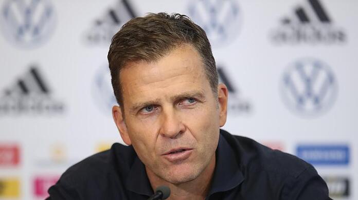 Oliver Bierhoff spricht bei einer Pressekonferenz.