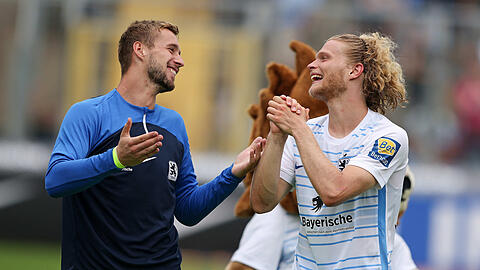 Hatten nach dem Sieg über den SC Freiburg II beste Laune: Keeper Marco Hiller und Innenverteidiger Jesper Verlaat