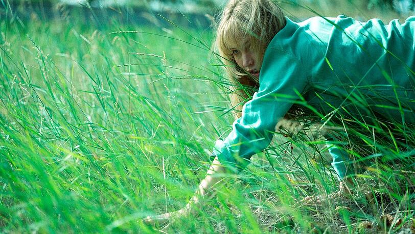 Ein Raubtier auf der Suche nach Beute und Freiheit: Grace (Jennifer Lawrence) im verwilderten Garten. Ein Raubtier auf der Suche nach Beute und Freiheit: Grace (Jennifer Lawrence) im verwilderten Garten.