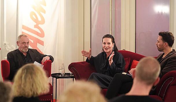 Marisa Burger wird auf dem roten Sofa der AZ von Chefredakteur Michael Schilling und People-Ressortleiter Steffen Trunk interviewt Marisa Burger wird auf dem roten Sofa der AZ von Chefredakteur Michael Schilling und People-Ressortleiter Steffen Trunk interviewt