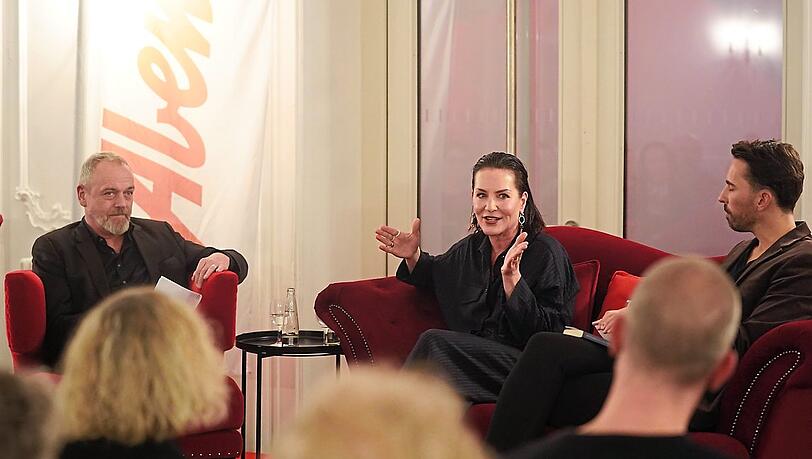 Marisa Burger wird auf dem roten Sofa der AZ von Chefredakteur Michael Schilling und People-Ressortleiter Steffen Trunk interviewt Marisa Burger wird auf dem roten Sofa der AZ von Chefredakteur Michael Schilling und People-Ressortleiter Steffen Trunk interviewt