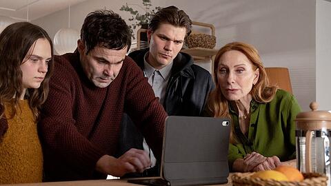 "Die Verteidigerin: Der Fall Nicola": Beim Sichten der &Uuml;berwachungskamera der Nachbarn wird Lou (Andrea Sawatzki, r.) und ihren Mitstreitern klar, dass Nicola schon seit dem Vortag verschwunden ist.