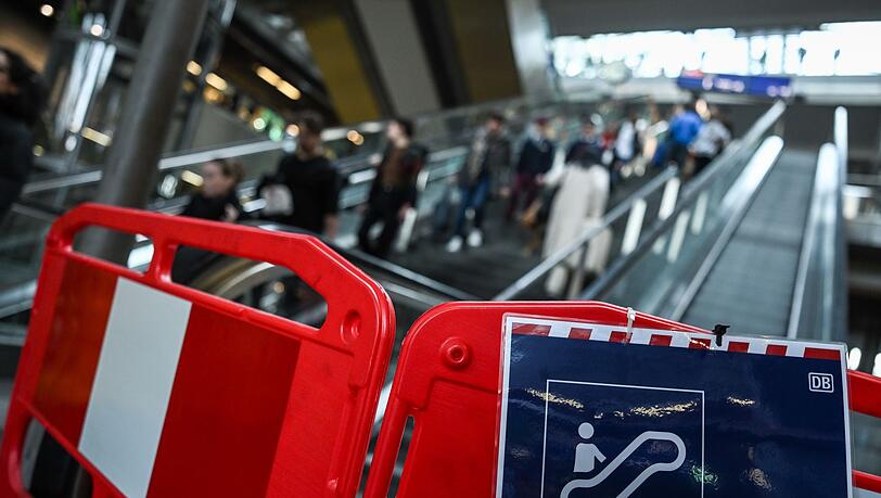 Die allermeisten Rolltreppen im Berliner Hauptbahnhof fahren nach Angaben der Bahn wieder. (Archivbild)